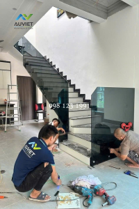 Thi công vách cầu thang kính cường lực