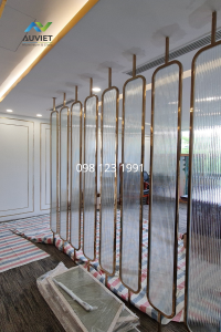 vách inox mạ kính sóng 