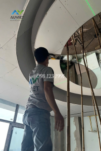 Thi công trần gương 