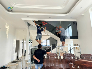 Vách kính cầu thang kết hợp tay vịn